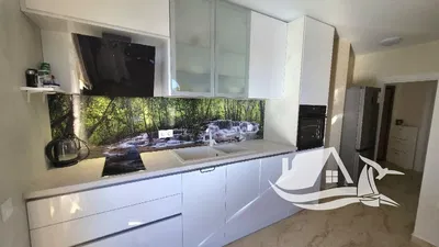 Kuhinja; kućanski aparati, drveni pod, prirodna svjetlost, moderan stil