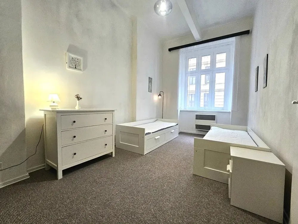 Wohnzimmer; holzboden, tageslicht, moderner stil