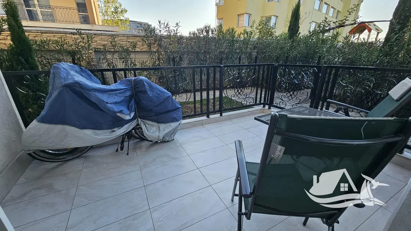 Kuhinja; kućanski aparati, drveni pod, prirodna svjetlost, moderan stil