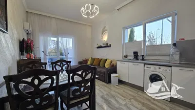 Kuhinja; kućanski aparati, drveni pod, prirodna svjetlost, moderan stil