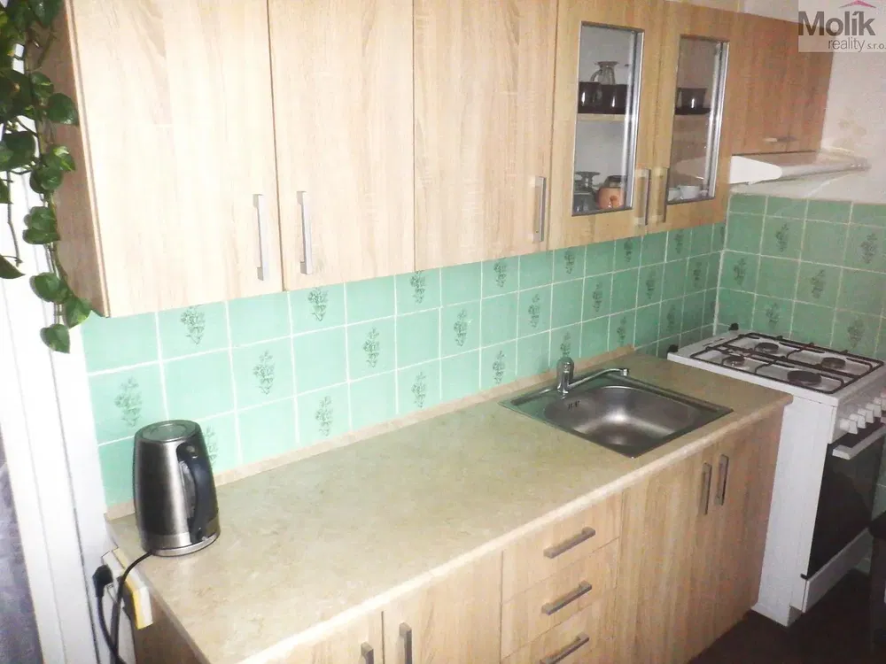 Хол; дървен под, естествена светлина, модерен стил