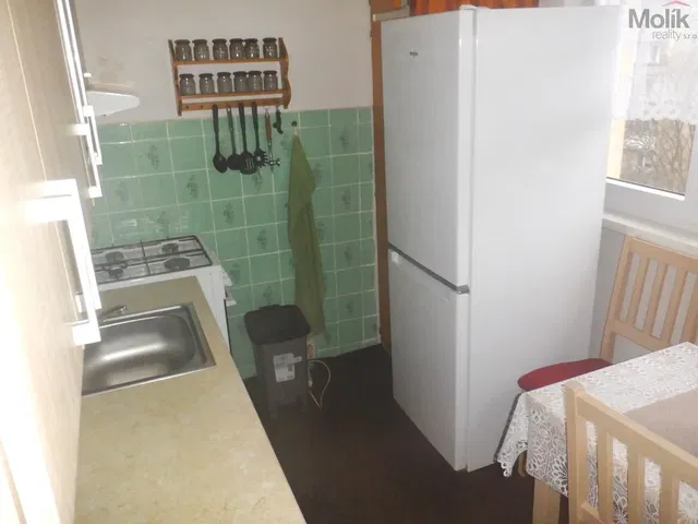 Хол; дървен под, естествена светлина, модерен стил