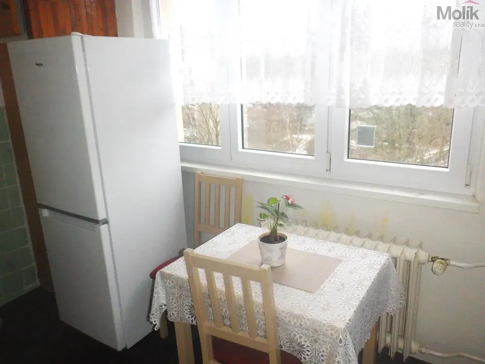 Хол; дървен под, естествена светлина, модерен стил