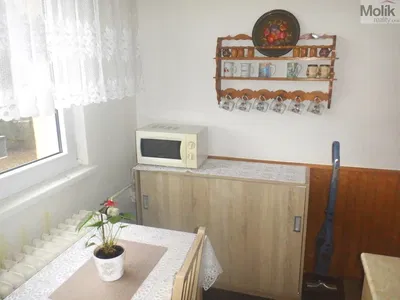 Кухня; кухненски уреди, дървен под, естествена светлина, модерен стил