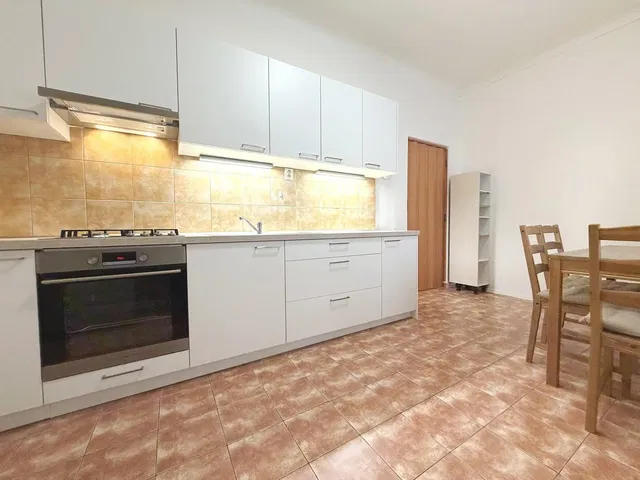 Кухня; кухненски уреди, дървен под, естествена светлина, модерен стил