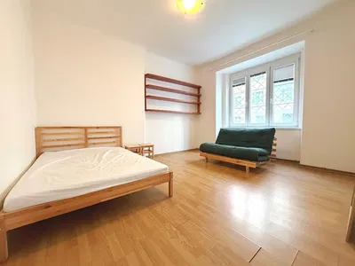 Хол; дървен под, естествена светлина, модерен стил