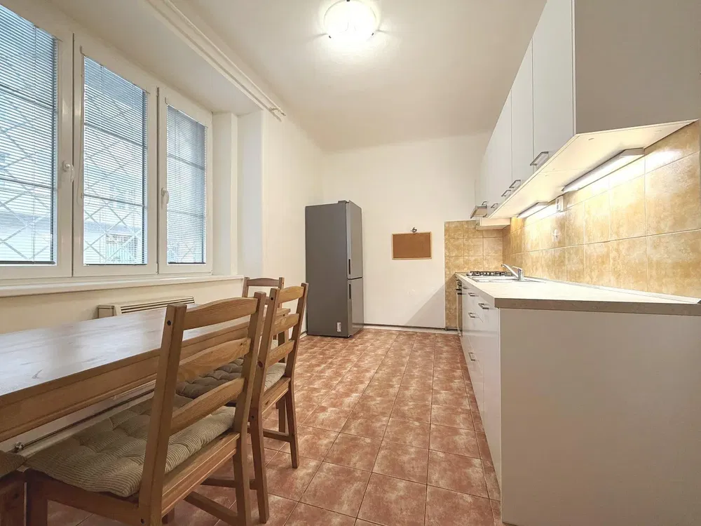 Хол; дървен под, естествена светлина, модерен стил, високи тавани