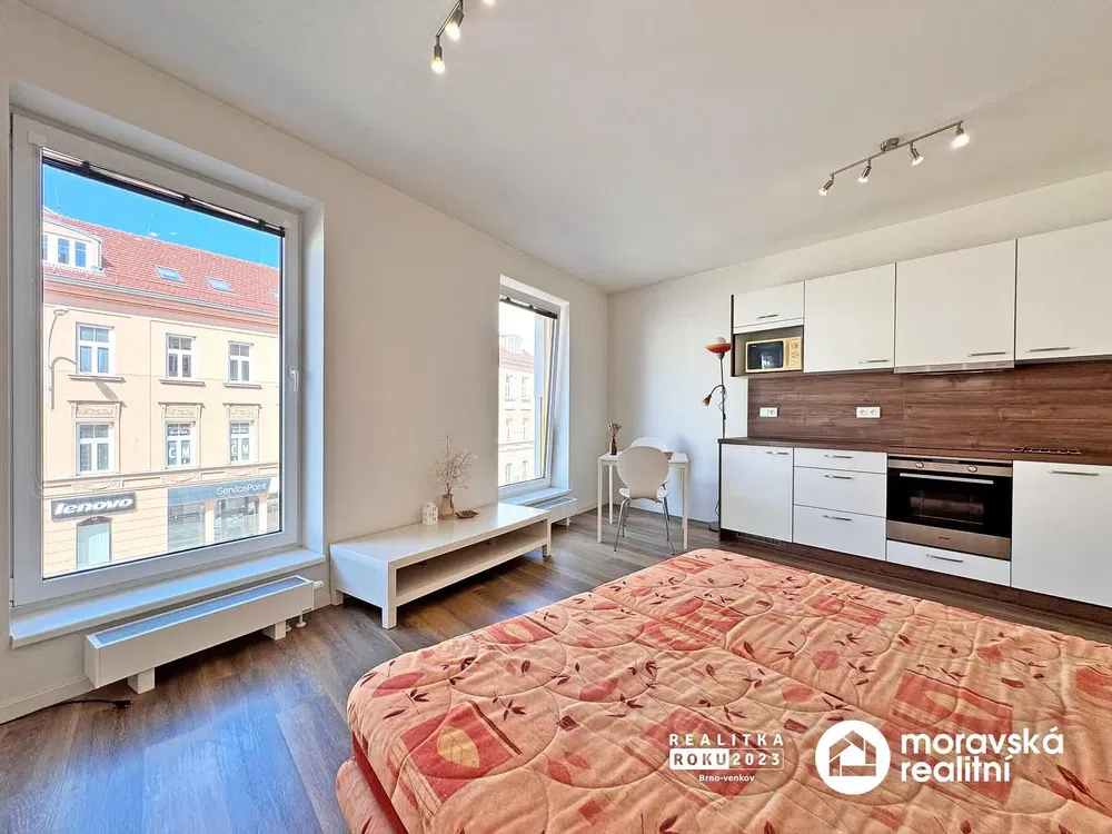 Mutfak; mutfak aletleri, ahşap zemin, doğal ışık, modern stil