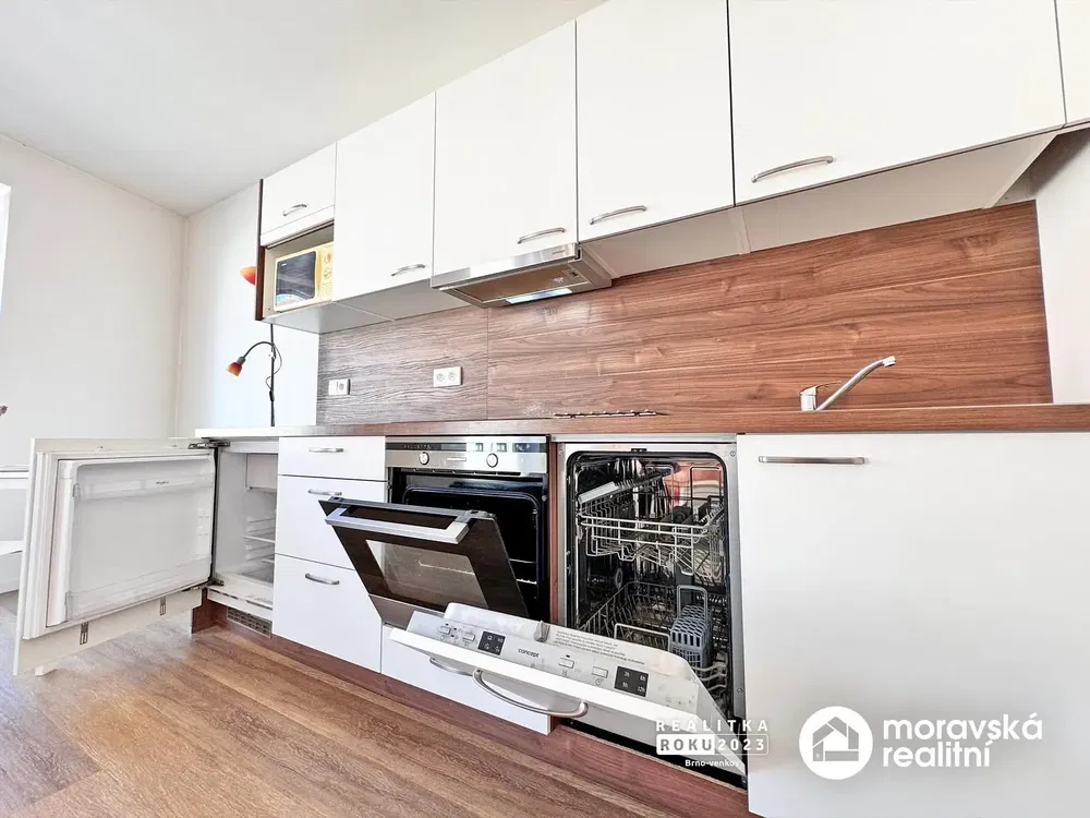 Oturma odası; ahşap zemin, doğal ışık, modern stil