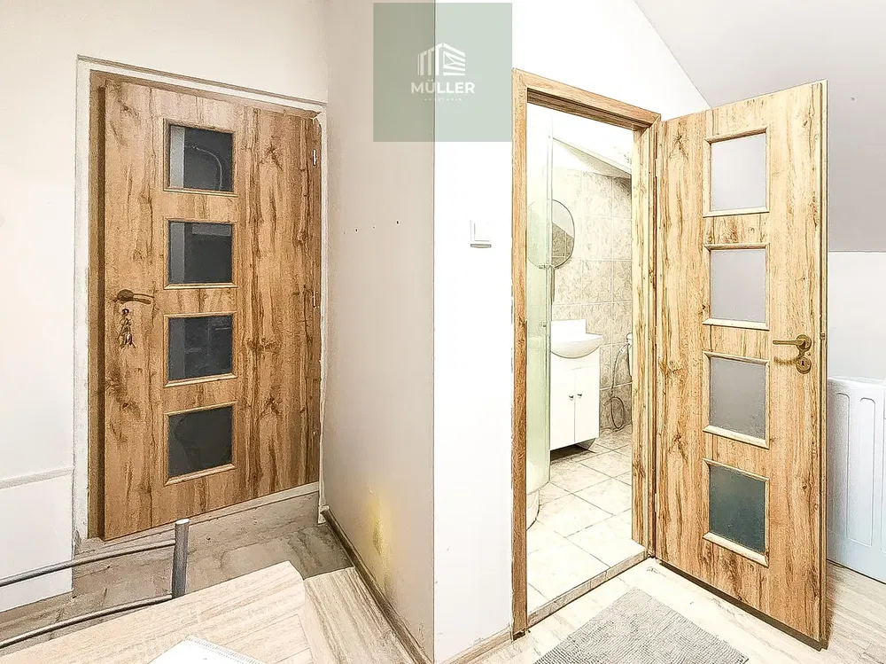 Living room; wood floor, natural light, modern style