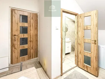 Living room; wood floor, natural light, modern style