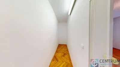 Σαλόνι; ξύλινο πάτωμα, φυσικό φως, μοντέρνο στυλ, ψηλά ταβάνια