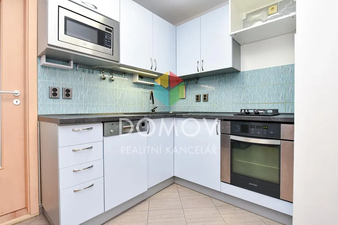 Mutfak; mutfak aletleri, ahşap zemin, doğal ışık, modern stil