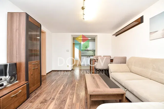 Хол; дървен под, естествена светлина, модерен стил, високи тавани