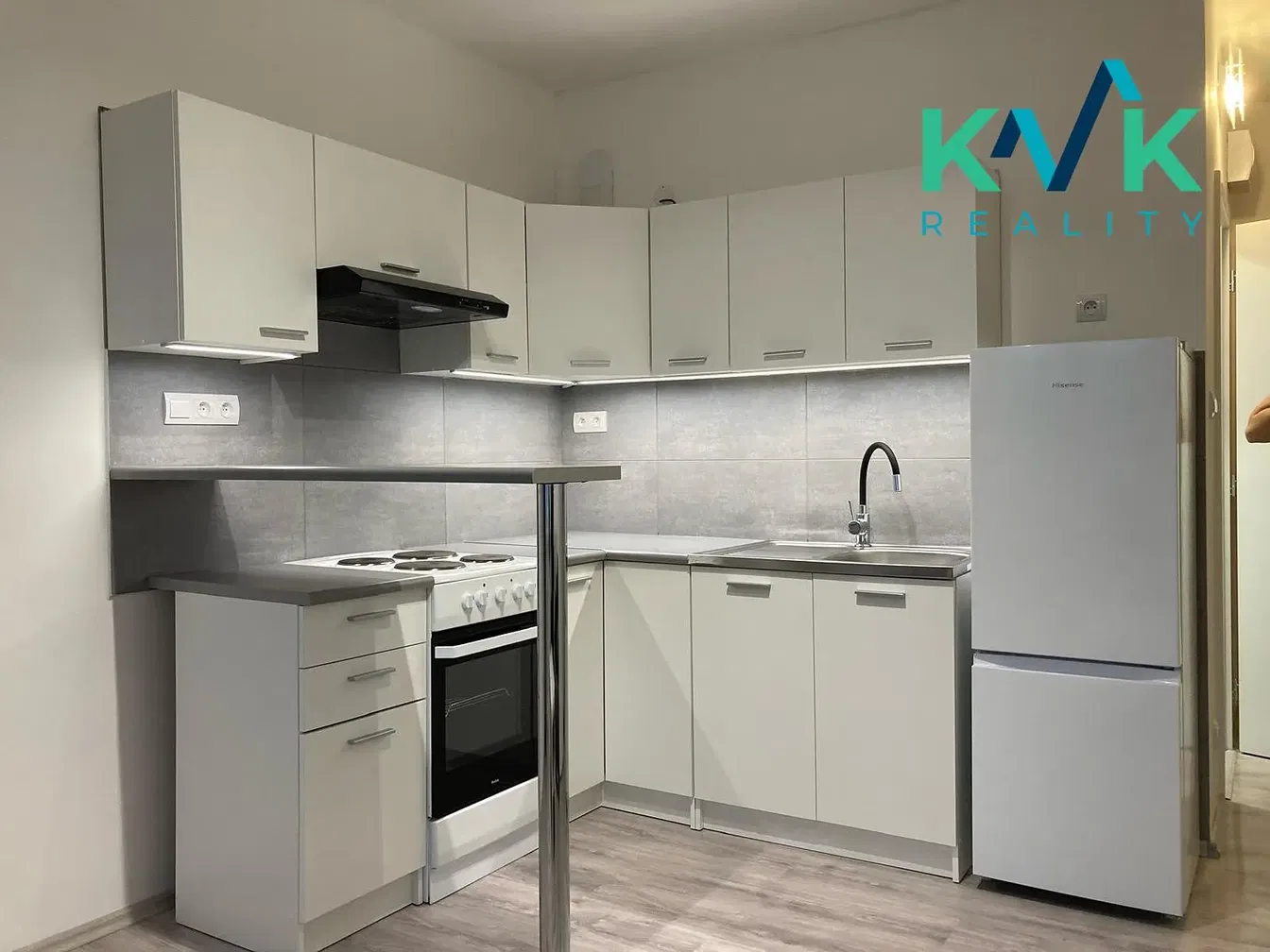 Kuhinja; kućanski aparati, drveni pod, prirodna svjetlost, moderan stil