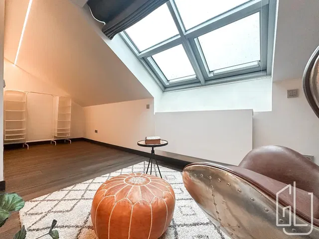 Кухня; кухненски уреди, дървен под, естествена светлина, модерен стил