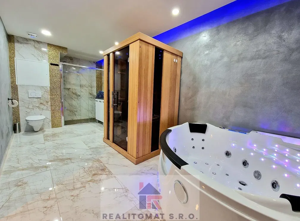 Хол; дървен под, естествена светлина, модерен стил