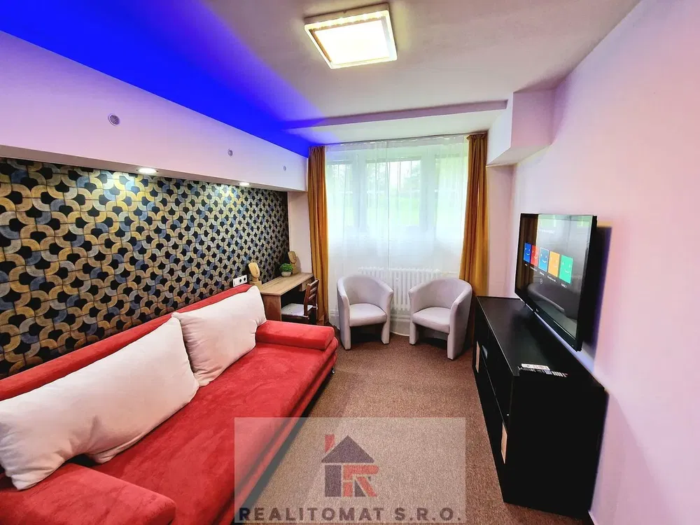 Хол; дървен под, естествена светлина, модерен стил, високи тавани