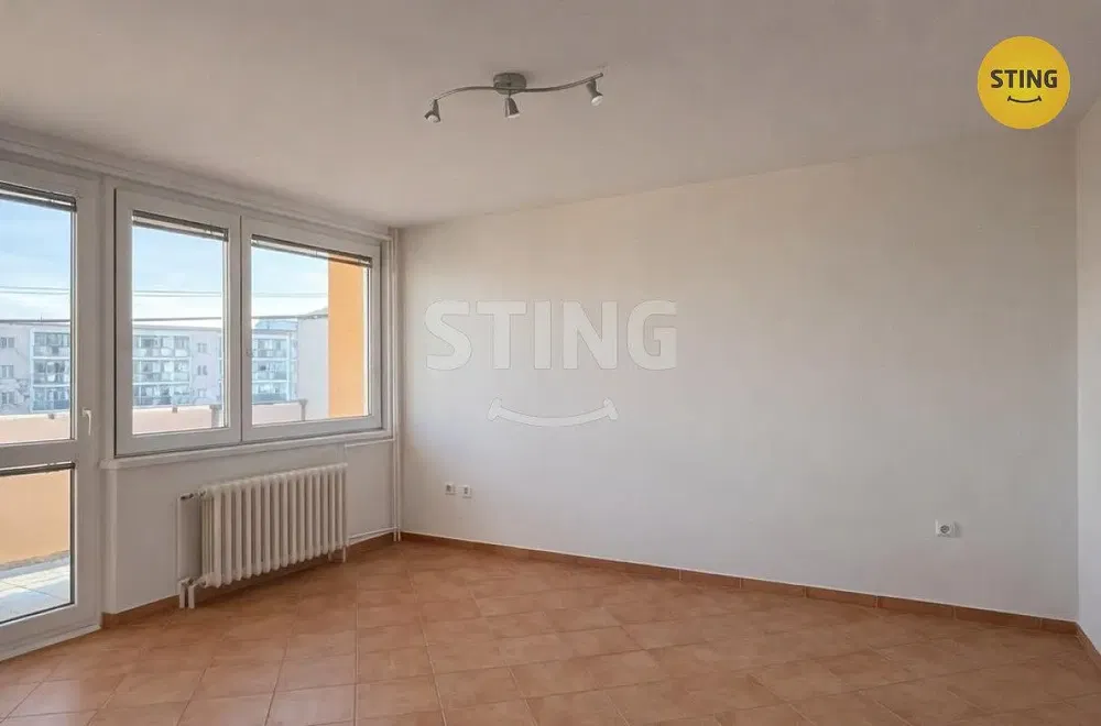 Кухня; кухненски уреди, дървен под, естествена светлина, модерен стил