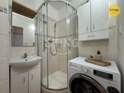 Хол; дървен под, естествена светлина, модерен стил, високи тавани