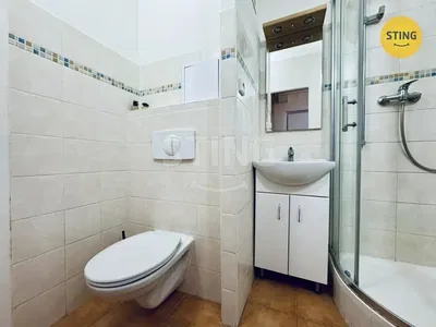 Кухня; кухненски уреди, дървен под, естествена светлина, модерен стил