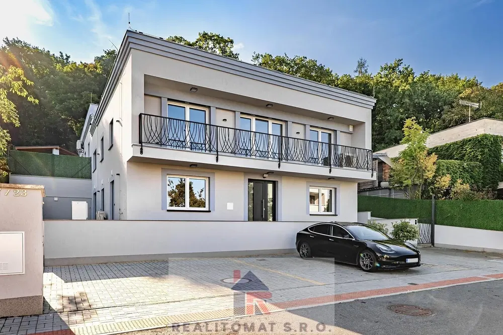 Хол; дървен под, естествена светлина, модерен стил