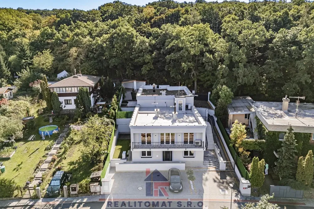 Кухня; кухненски уреди, дървен под, естествена светлина, модерен стил