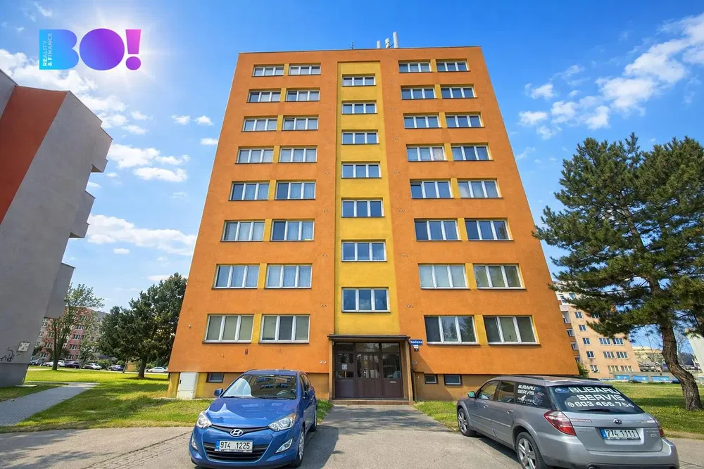 Хол; дървен под, естествена светлина, модерен стил