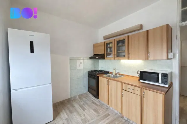 Кухня; кухненски уреди, дървен под, естествена светлина, модерен стил