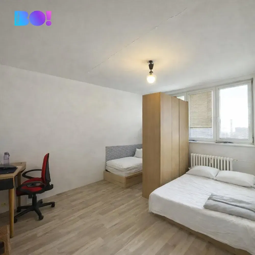 Кухня; кухненски уреди, дървен под, естествена светлина, модерен стил