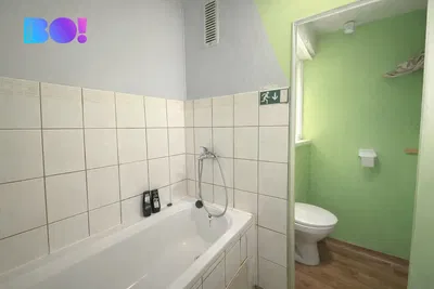 Хол; дървен под, естествена светлина, модерен стил