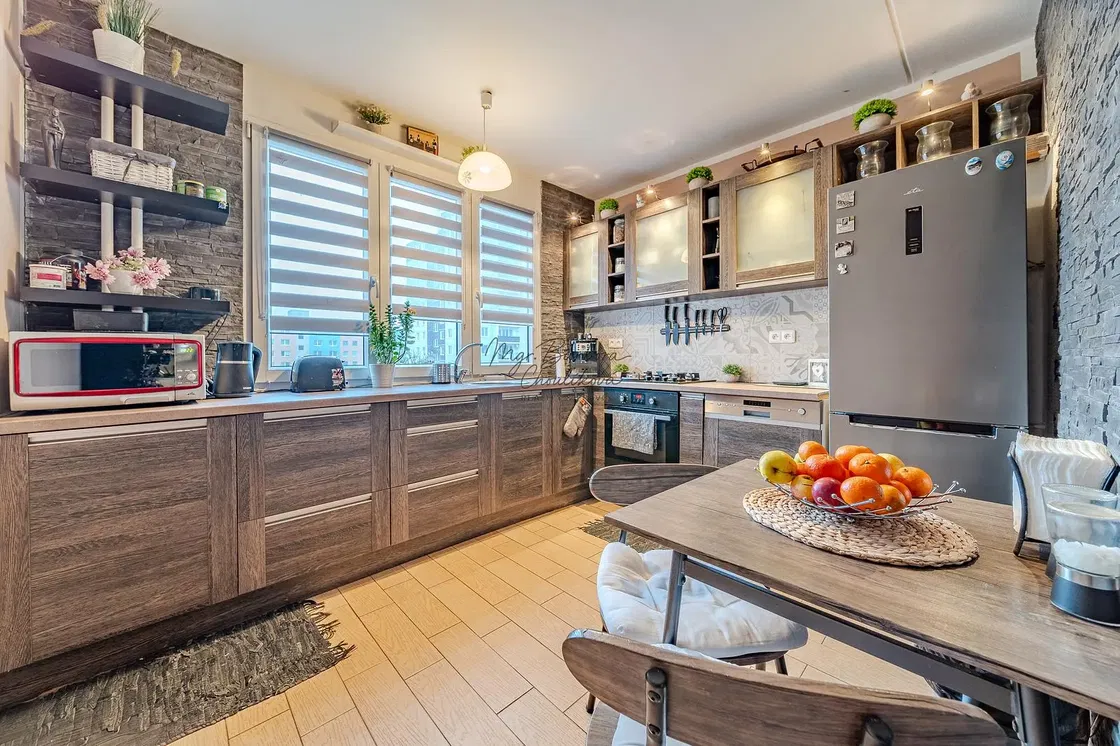 Кухня; кухненски уреди, дървен под, естествена светлина, модерен стил