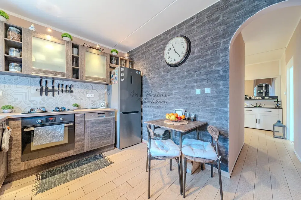 Хол; дървен под, естествена светлина, модерен стил, високи тавани