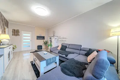 Кухня; кухненски уреди, дървен под, естествена светлина, модерен стил