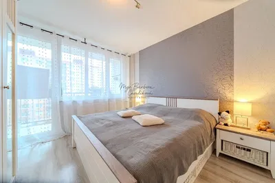 Кухня; кухненски уреди, дървен под, естествена светлина, модерен стил