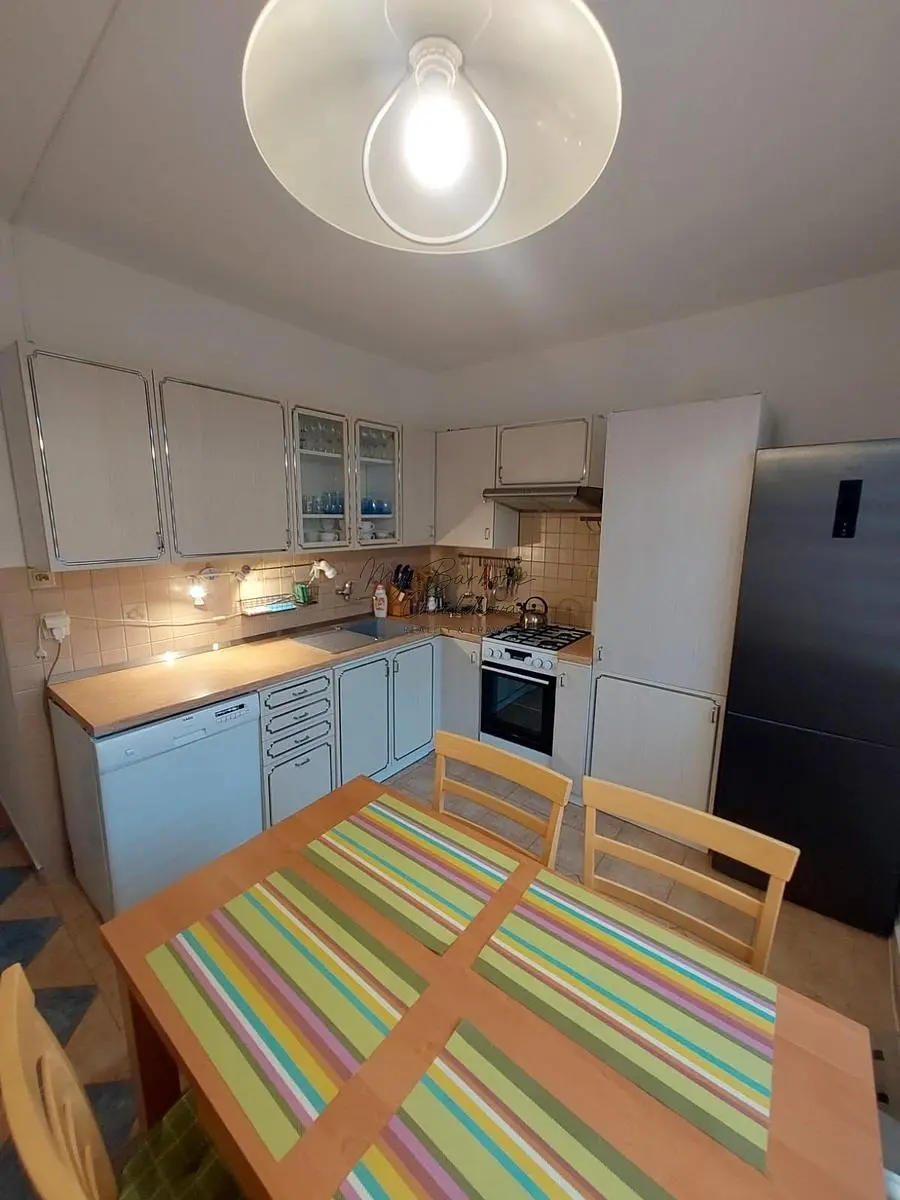 Cuisine; électroménager, parquet, lumière naturelle, style moderne