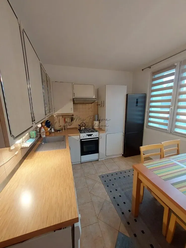 Salon; parquet, lumière naturelle, style moderne