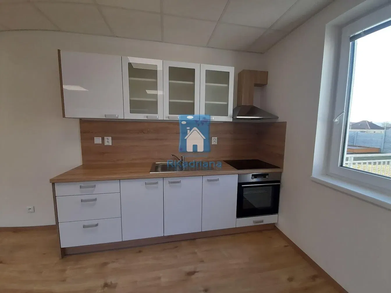 Oturma odası; ahşap zemin, doğal ışık, modern stil