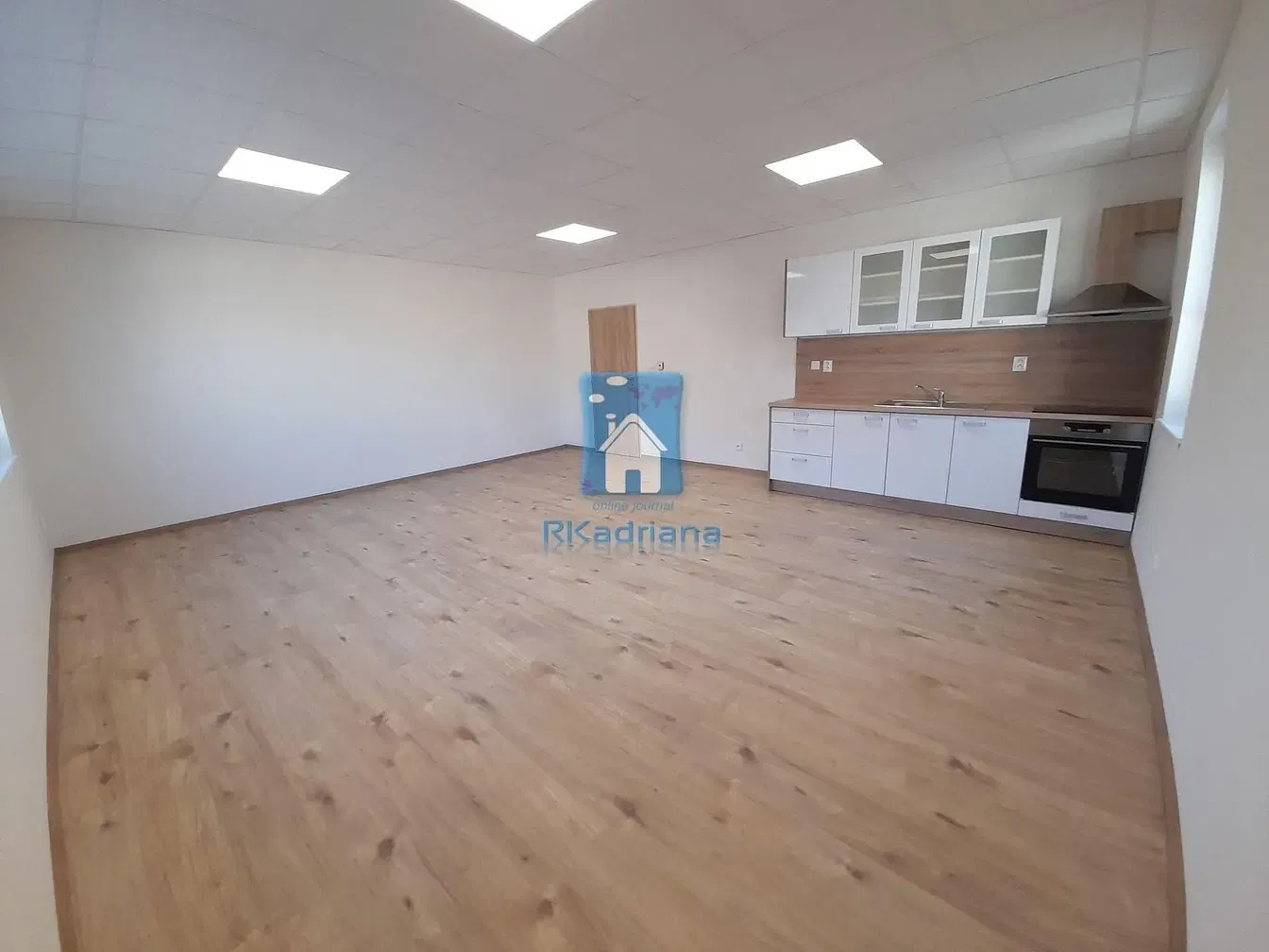 Oturma odası; ahşap zemin, doğal ışık, modern stil, yüksek tavan