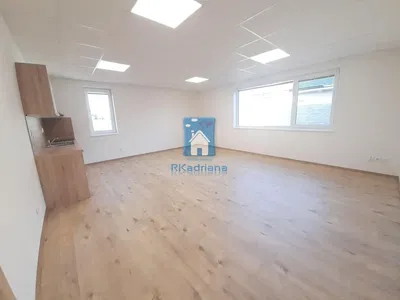 Mutfak; mutfak aletleri, ahşap zemin, doğal ışık, modern stil