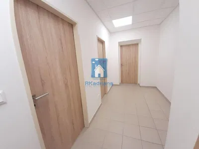 Oturma odası; ahşap zemin, doğal ışık, modern stil