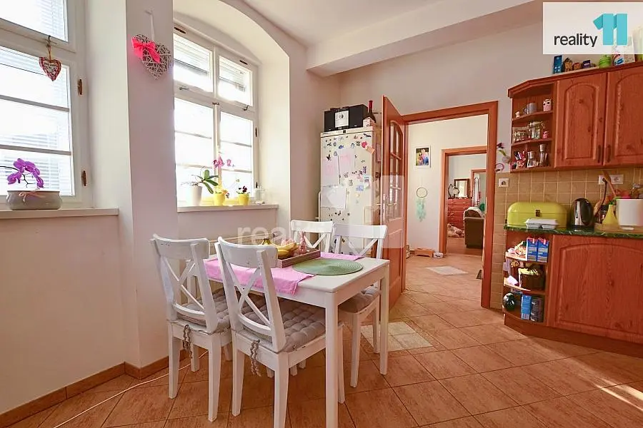 Хол; дървен под, естествена светлина, модерен стил