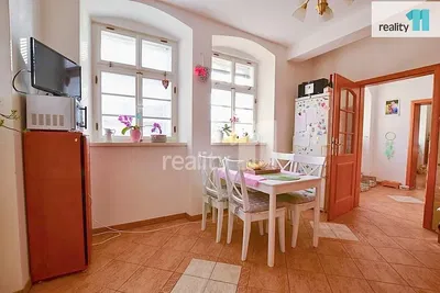 Хол; дървен под, естествена светлина, модерен стил