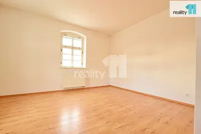 Хол; дървен под, естествена светлина, модерен стил, високи тавани