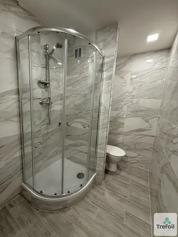 Кухня; кухненски уреди, дървен под, естествена светлина, модерен стил