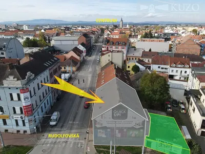 Dnevni boravak; drveni pod, prirodna svjetlost, moderan stil, visoki stropovi