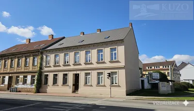 Kuhinja; kućanski aparati, drveni pod, prirodna svjetlost, moderan stil