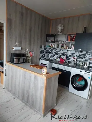 Кухня; кухненски уреди, дървен под, естествена светлина, модерен стил