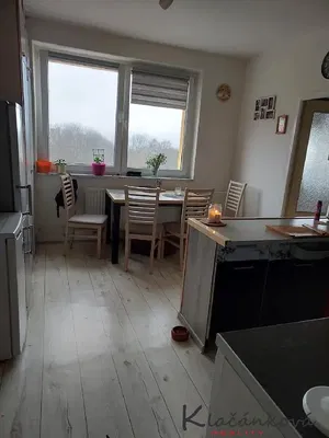 Oturma odası; ahşap zemin, doğal ışık, modern stil, yüksek tavan