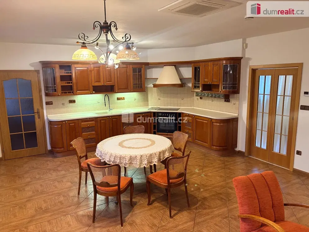 Кухня; кухненски уреди, дървен под, естествена светлина, модерен стил